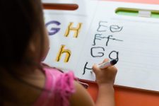 7 Cara Mengajarkan Anak Menulis Sejak Dini Di Rumah