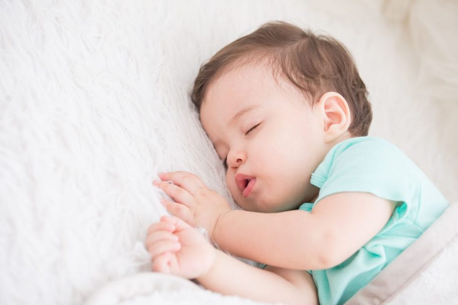 Mengatasi Bayi Kaget Saat Tidur