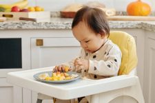 5 Cara Melatih Anak Makan Sendiri