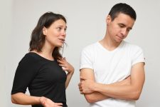 Seorang istri sedang mengajak bicara suami, tetapi suami menunjukkan ekspresi tidak peduli dengan memalingkan wajahnya.