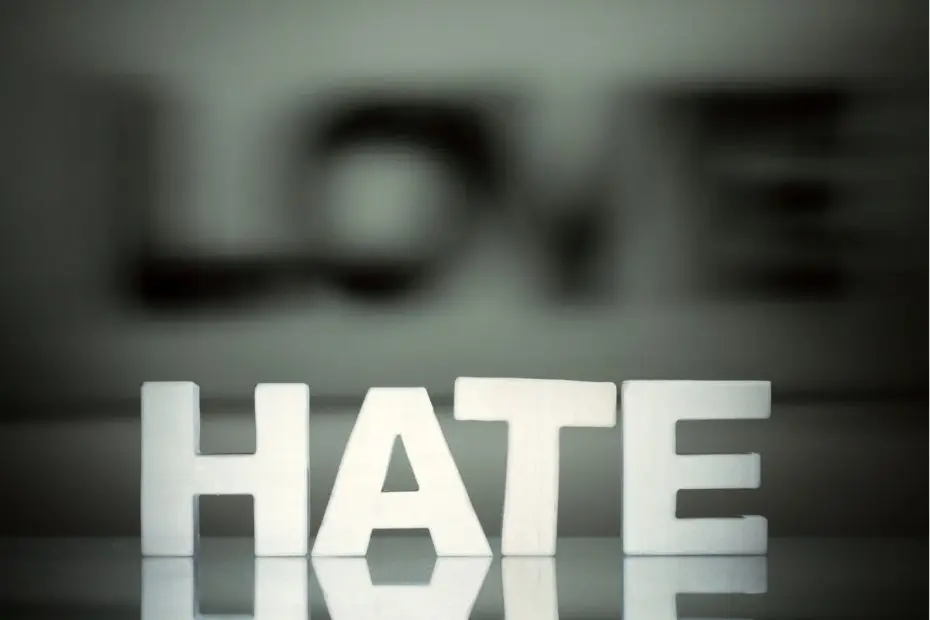 Tulisan LOVE dan HATE.